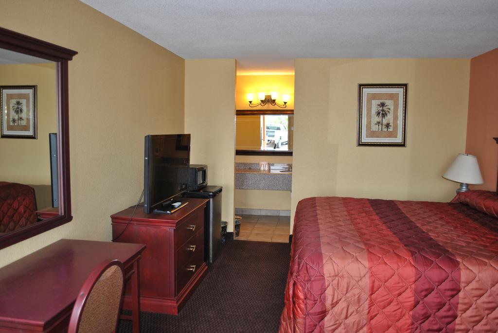 Executive Inn Brookshire Екстериор снимка