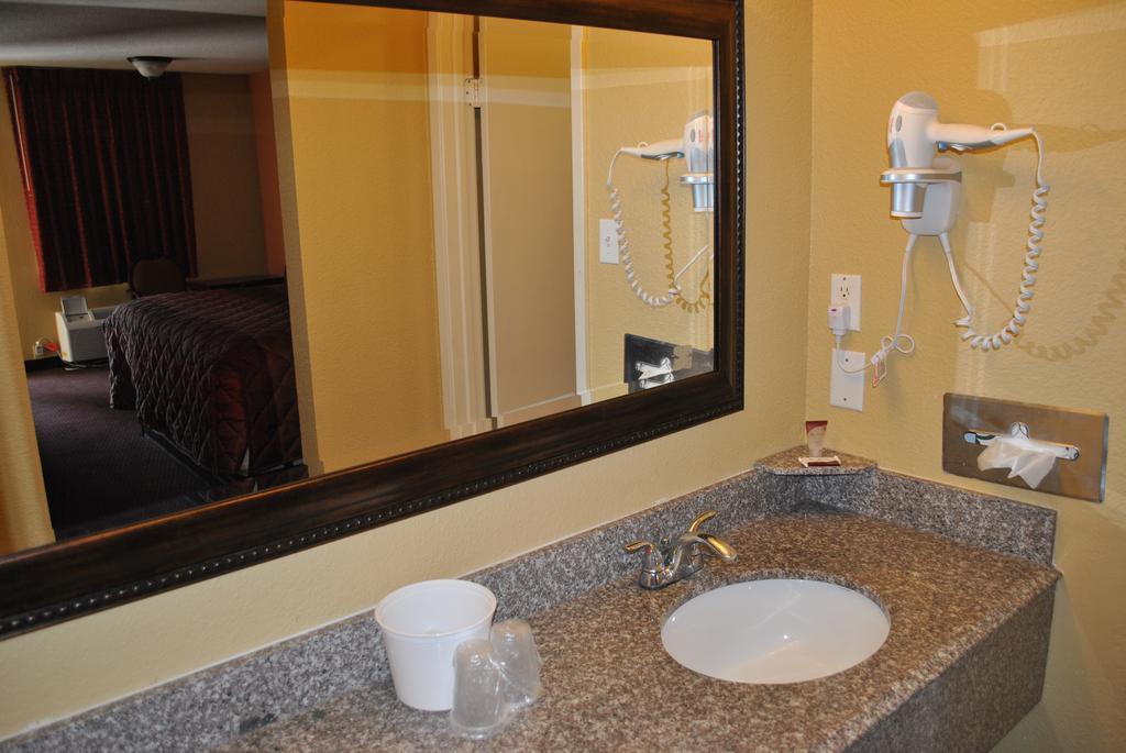 Executive Inn Brookshire Стая снимка