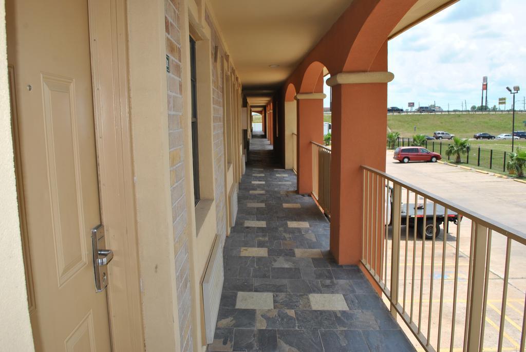 Executive Inn Brookshire Екстериор снимка