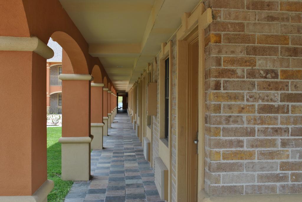 Executive Inn Brookshire Екстериор снимка