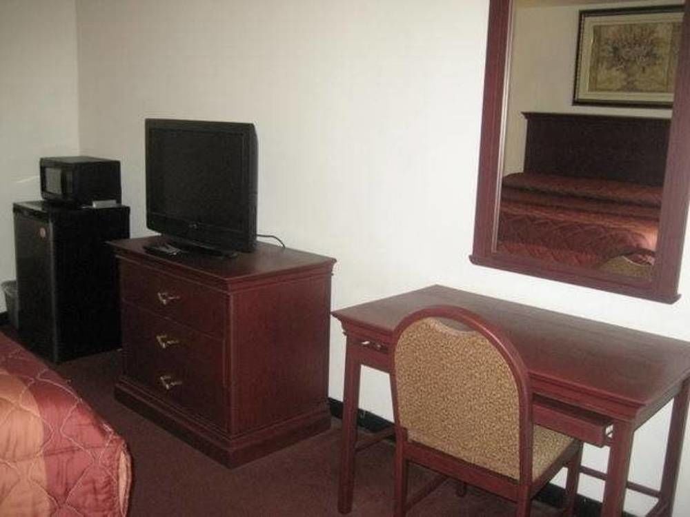 Executive Inn Brookshire Екстериор снимка